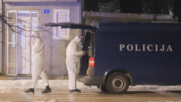 <p>Polizisten sind am Tatort im Einsatz. Ein 45-jähriger Mann hat in der montenegrinischen Kleinstadt Cetinje mit einer Schusswaffe mehrere Menschen getötet.</p>