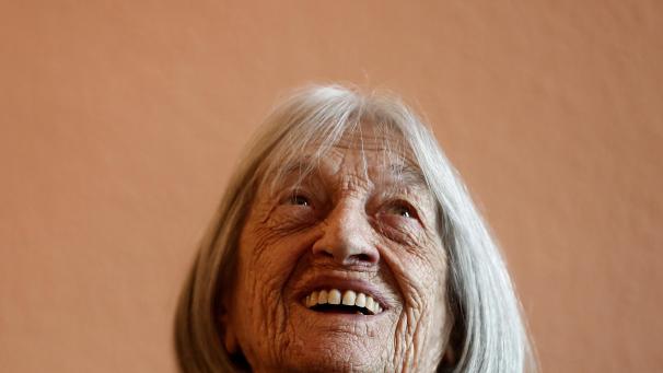 <p>Agnes Keleti, ehemalige olympische Goldmedaillengewinnerin im Turnen, lächelt in ihrer Wohnung.</p>
