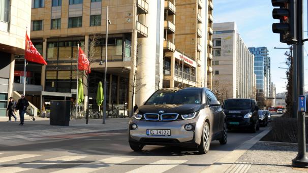 <p>Ein Elektroautofährt auf der Straße in der Innenstadt von Oslo. Neun von zehn neu zugelassenen Fahrzeuge in dem Land sind elektrisch angetrieben.</p>