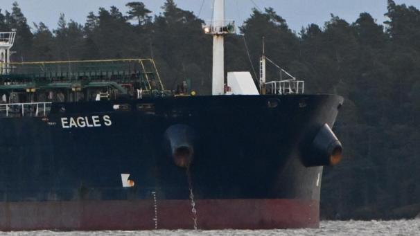 <p>Der Öltanker „Eagle S“ ankert in der Nähe des Hafens Kilpilahti in Porvoo am Finnischen Meerbusen.</p>