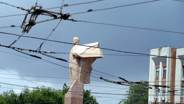 <p>Blick auf eine Lenin-Statue vor dem Parlamentsgebäude Transnistriens in Tiraspol.</p>