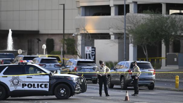 <p>Polizeibeamte stehen hinter gelbem Polizeiband in der Nähe des Eingangs zum Trump Tower. Ein Tesla Cybertruck explodierte vor dem Hotel des designierten Präsidenten Trump. Ein Mensch wurde getötet und sieben Menschen wurden verletzt.</p>