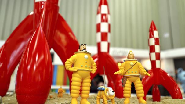 <p>Ikonisch: Die Comic-Figuren Kapitän Haddock (v.l.), Milou (Struppi) und Tintin (Tim) erorbern den Mond.</p>