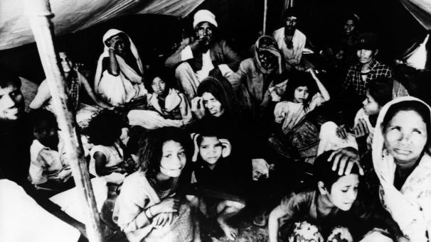 <p>Tausende von Betroffenen der Giftgastragödie, die sich am 3. Dezember 1984 in einem Werk der Union Carbide Corporation ereignete, warten in Zelten außerhalb der bereits überfüllten Krankenhäuser in Bhopal in Indien auf ärztliche Hilfe. Es war der schlimmste Chemieunfall aller Zeiten.</p>
