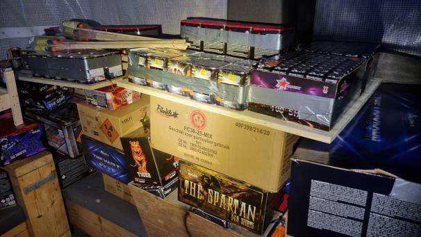 <p>Die niederländische Polizei hat in einer Wohnung rund 650 Kilogramm illegale Feuerwerkskörper beschlagnahmt. In den Niederlanden sind im vergangenen Jahr insgesamt 107 Tonnen illegale Böller und Raketen beschlagnahmt worden.</p>