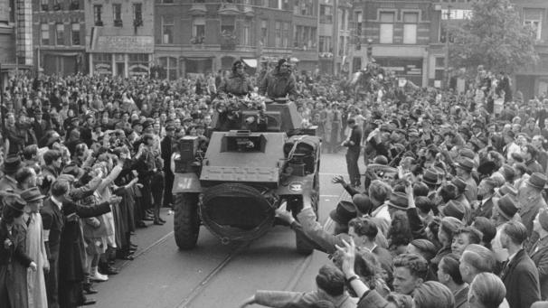 <p>Menschen stehen am 7. Mai 1945 in Utrecht am Straßenrand, um die befreienden alliierten Truppen in ihrer Heimatstadt willkommen zu heißen. In den Niederlanden sind ab sofort die Namen der rund 425.000 mutmaßlichen Kollaborateure mit den deutschen Besatzern im Zweiten Weltkrieg online einsehbar.</p>