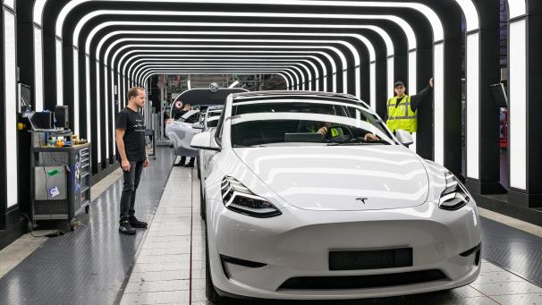 <p>André Thierig, Werkleiter der Tesla Gigafactory Berlin-Brandenburg, steht an der Endkontrolle der Produktion von Elektrofahrzeugen vom Typ Tesla Model Y.</p>