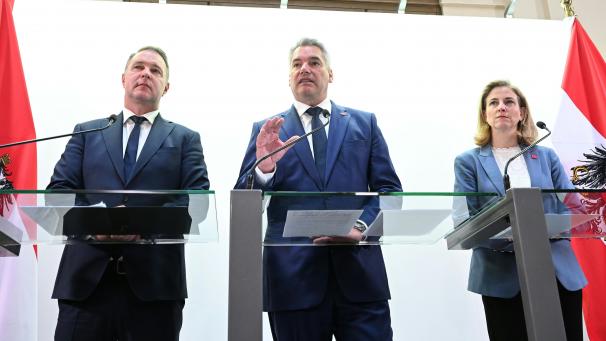 <p>SPÖ-Chef Andreas Babler, ÖVP-Chef und Bundeskanzler Karl Nehammer und NEOS-Chefin Beate Meinl-Reisinger (v.l.n.r.)</p>