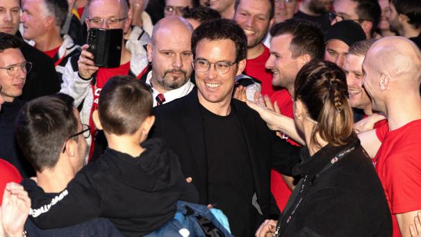 <p>Rallye-Weltmeister Thierry Neuville wird in seiner Heimatstadt St.Vith euphorisch gefeiert.</p>