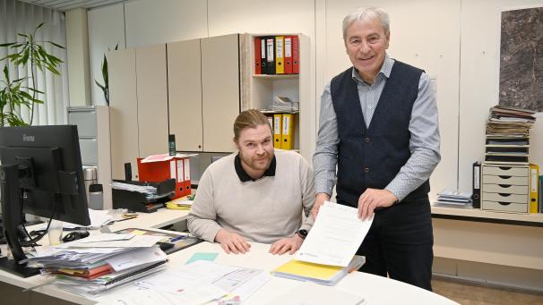 <p>Die ersten Wochen standen für Werner Henkes (rechts, mit Generaldirektor Tom Faymonville) im Zeichen des Kennenlernens. „Die Zusammenarbeit mit dem Personal der Stadtverwaltung ist einvernehmlich, gut und professionell“, stellt der neue Bürgermeister der Stadtgemeinde St.Vith fest.</p>