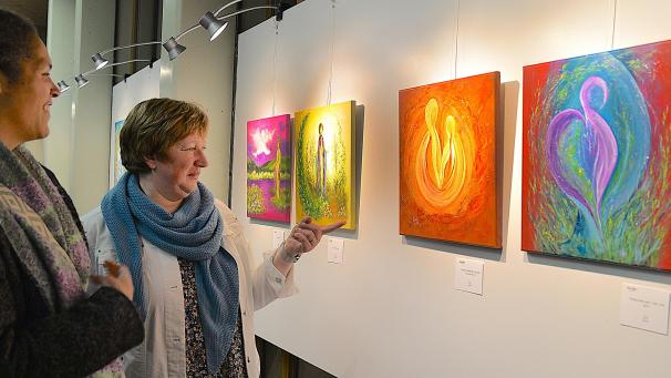 <p>Dorothée Knauf (rechts) stellt im Triangel aus.</p>
