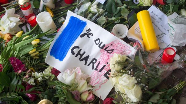 <p>Blumen, Karten und Kerzen haben am 09.01.2015 Passanten zum Gedenken der Opfer des Anschlags auf das religionskritische französische Satiremagazin „Charlie Hebdo“ abgelegt.</p>