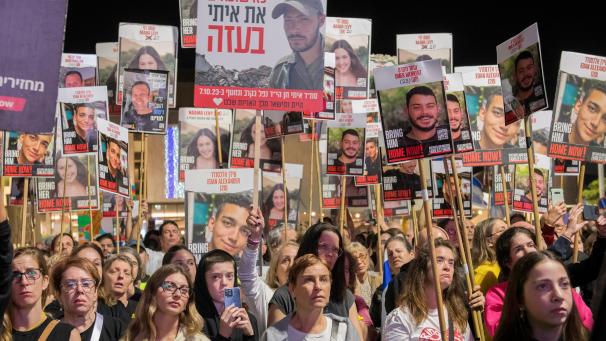 <p>Menschen versammeln sich, um die Freilassung von Geiseln zu fordern, die im Gazastreifen von der Hamas festgehalten werden.</p>