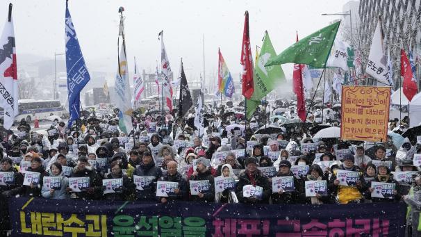 <p>nehmen an einer Kundgebung teil, bei der die Verhaftung des angeklagten und suspendierten südkoreanischen Präsidenten Yoon in der Nähe der Präsidentenresidenz in Seoul, Südkorea, gefordert wird.</p>
