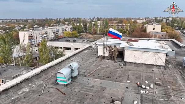 <p>Auf diesem Foto aus einem vom Pressedienst des russischen Verteidigungsministeriums via APverbreiteten Video hissen russische Truppen die russische Flagge auf dem Dach eines Gebäudes in der Ostukraine nach dessen Einnahme.</p>