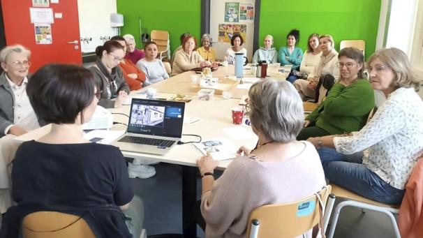 <p>Im Frauenerzählcafé arbeitet die Lupe mit Partnerorganisationen, darunter die Frauenliga, Miteinander Teilen und das Viertelhaus Cardijn, an der Förderung von Austausch und Kontakt.</p>