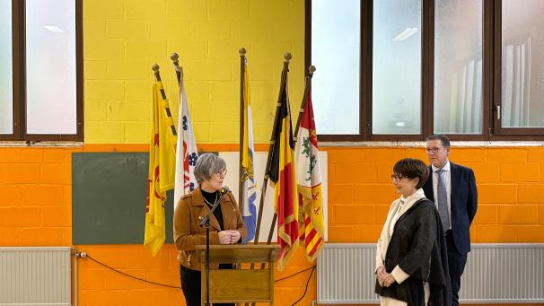 <p>Brigitte Sparla (r.) wurde von Sandra Houben-Meessen für ihre lange Karriere geehrt.</p>