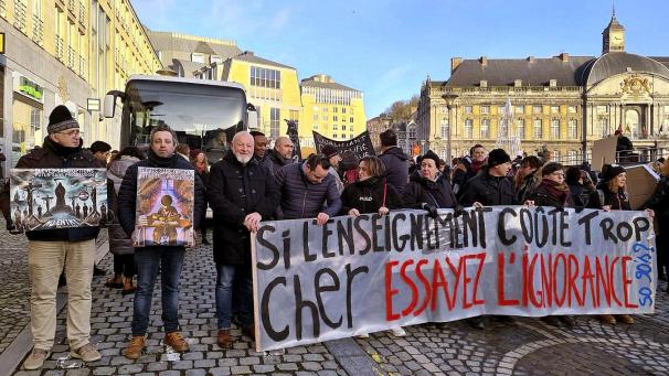 <p>Lehrer und Studierende protestierten bereits Ende Dezember 2024 in Lüttich gegen die geplanten Einsparungen im Bildungsbereich.</p>