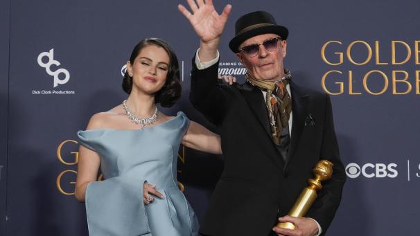<p>Selena Gomez und Jacques Audiard posieren mit dem Preis für den besten Film im Beverly Hilton.</p>