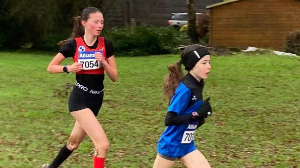 <p>Dana Fryns (rechts) setzte sich über 2,5 Kilometer bei den Kadettinnen durch.</p>