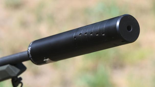 <p>Ein Schalldämpfer ist auf einem Jagdgewehr aufgeschraubt, so dass der Mündungsknall und damit der Lärm für die Umgebung deutlich reduziert werden.</p>