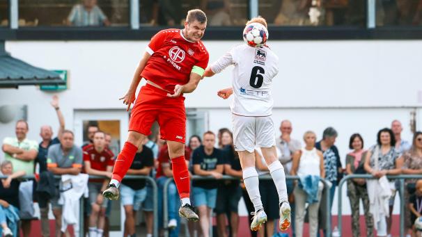 <p>Mirco Felten (links, gegen Rechts Kevin Magney) bleibt in Emmels.</p>