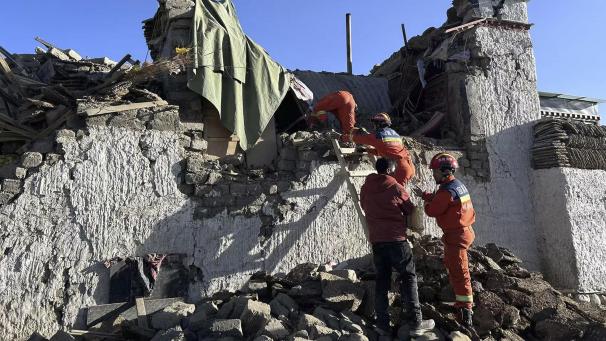 <p>Auf diesem von der Nachrichtenagentur Xinhua veröffentlichten Foto suchen Rettungskräfte nach einem Erdbeben in der Changsuo-Gemeinde Dingri in Xigaze in der Autonomen Region Tibet im Südwesten Chinas nach Überlebenden.</p>
