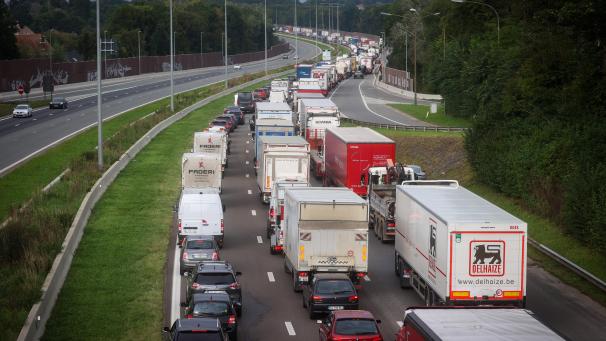 <p>Kilometergebühr 2024: Schwere Lastwagen dominieren die Einnahmen.</p>