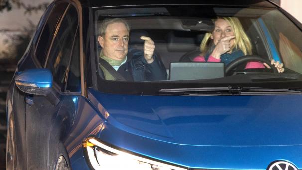 <p>Nach links oder doch nach rechts? Bart De Wever beim Verlassen einer Verhandlungsrunde.</p>