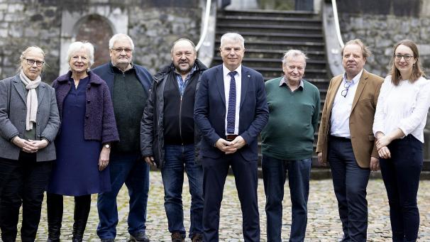 <p>Das neue Gremium der KDLK, das von Minister Gregor Freches (Bildmitte) am Montag eingesetzt wurde.</p>