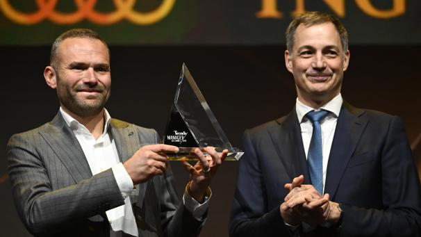 <p>Laurent Louyet (links) hat am Mittwochabend die Trophäe vom scheidenden Premier Alexander De Croo (Open VLD) überreicht bekommen.</p>