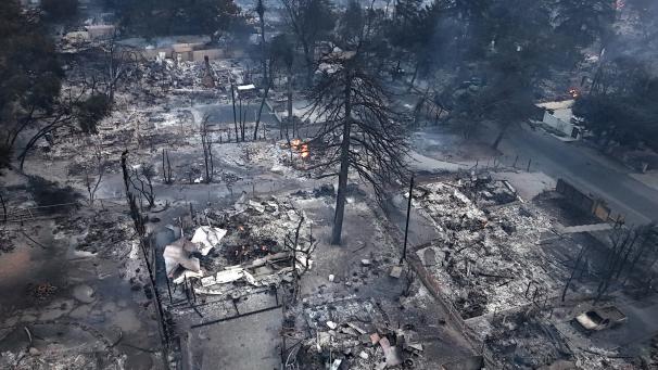 <p>Zerstörung in der Lake Avenue nördlich der Altadena Avenue, wo kein Wasser zur Verfügung steht, außer dem, was die Feuerwehr mit ihren Tanklöschfahrzeugen heranbringt.</p>