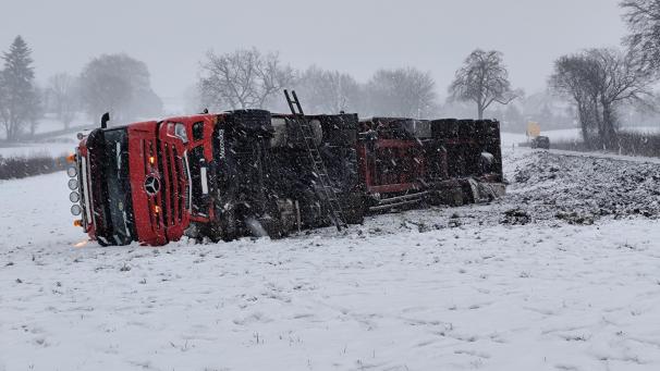 <p>Der Lkw kam kurz nach Josthaus in Fahrtrichtung Büllingen von der Straße ab.</p>