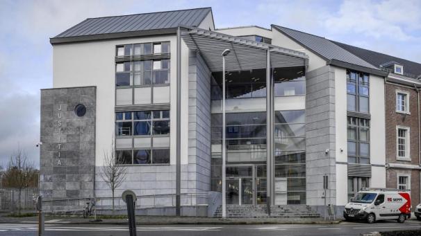 <p>Der Angeklagte wurde zu einem Jahr Haft und 800 Euro Geldstrafe verurteilt.</p>