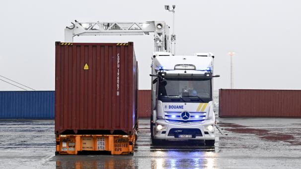 <p>Ein mobiler Scanner des Zolls durchleuchtet einen Container im Antwerpener Hafen.</p>