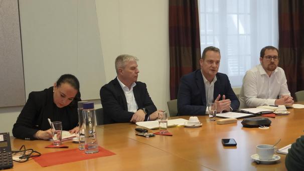 <p>Die Regierung der DG während der gemeinsamen Pressekonferenz am Donnerstagmittag in Eupen</p>
