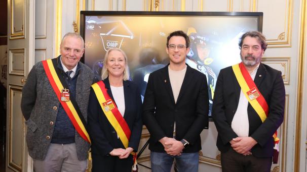 <p>Thierry Neuville wurde am Donnerstagabend eine besondere Ehre zuteil. Hier zu sehen mit Gouverneur Hervé Jamar, der Präsidentin der Provinz Lüttich Katty Firquet und dem Vizepräsidenten der Provinz Luc Gillard (v.l.n.r.).</p>