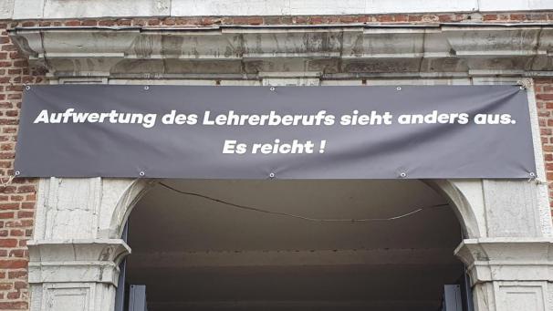 <p>Dieses Banner wurde bereits im November am Eingang der Pater-Damian-Schule Eupen (PDS) angebracht, um gegen Einsparungen zu protestieren, die auch die Schulen betreffen. Am kommenden Montag wird gegen geplante oder bereits vollzogene Kürzungen gestreikt.</p>