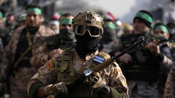 <p>Mitglieder der paramilitärischen Basidsch-Kräfte marschieren während einer Militärparade in der iranischen Hauptstadt.</p>