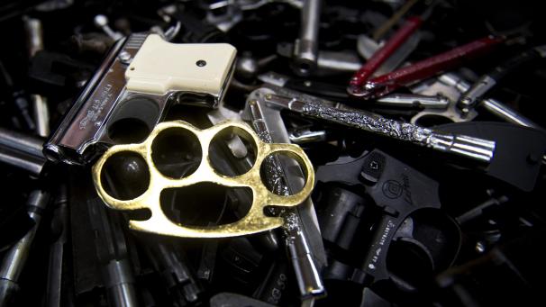 <p>Bei sechs Personen wurden zwei Klappmesser, ein Schmetterlingsmesser, ein Schlagring, ein zur Waffe „umgebautes“ Küchenmesser sowie eine Pistole beschlagnahmt.</p>
