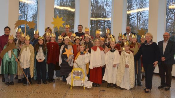<p>Dieses Gruppenfoto mit Vertretern des Parlamentes entstand beim Empfang der ostbelgischen Sternensinger</p>