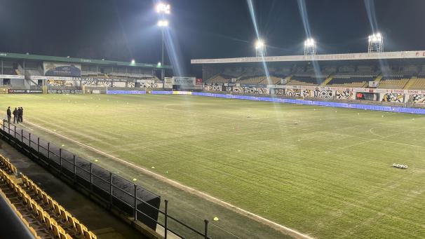 <p>Freitagabend in Lokeren, der Platz im Daknamstadion ist nicht bespielbar.</p>