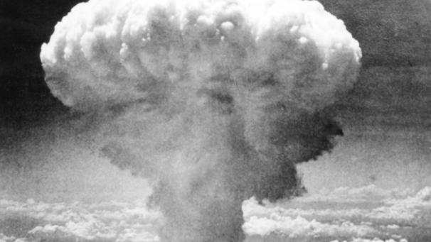 <p>Die US-amerikanischen Atombombenabwürfe auf Hiroshima am 6. August und Nagasaki (Bild) am 9. August 1945 waren die bislang einzigen Einsätze von Atomwaffen in einem Krieg. Hier steigt eine 18.000 Meter hohe pilzförmige Rauchwolke auf. In Hiroshima töteten die Detonation und der anschließende Feuersturm 140.000 Menschen. In Nagasaki fielen 70.000 Menschen der Bombe zum Opfer. Zehntausende von Überlebenden erlagen später Strahlenschäden.</p>