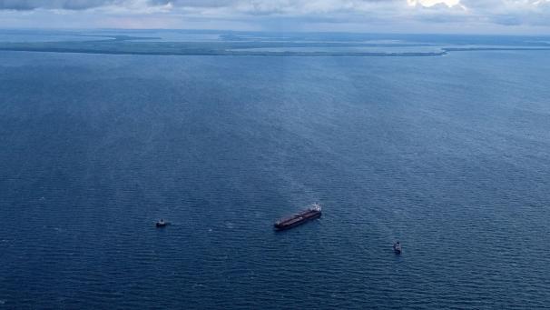 <p>Blick auf den manövrierunfähigen Öltanker «Eventin» (M) vor der Küste der Insel Rügen.</p>