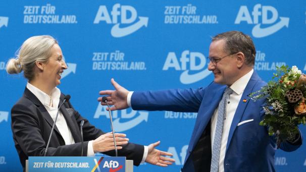 <p>Tino Chrupalla gratuliert Alice Weidel nach ihrer Nominierung zur Kanzlerkandidatin für die bevorstehende Bundestagswahl.</p>