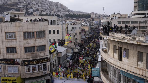 <p>Palästinenser nehmen an einer Kundgebung zum 60. Jahrestag der Fatah-Bewegung im Westjordanland teil.</p>