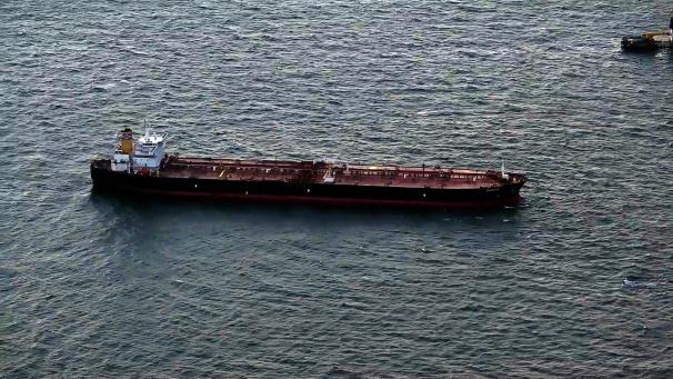 <p>Blick auf den manövrierunfähigen Öltanker „Eventin“ vor der Küste der Insel Rügen.</p>