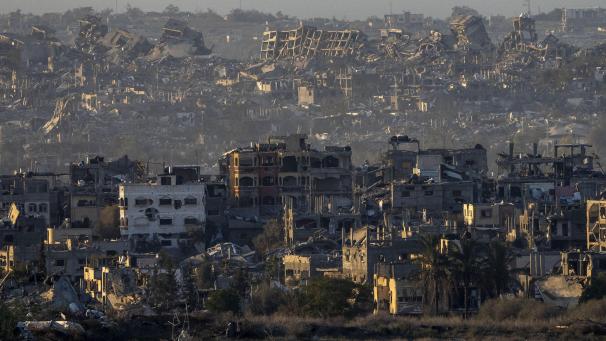 <p>Zerstörte Gebäude stehen im Gazastreifen, vom Süden Israels aus gesehen</p>