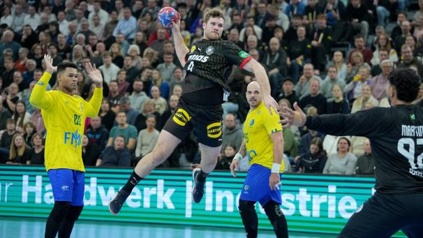 <p>Bis zum eigenen WM-Auftakt am Mittwoch gegen Polen müssen sich die deutschen Handballer um Kapitän Johannes Golla (beim Wurf) noch steigern.</p>