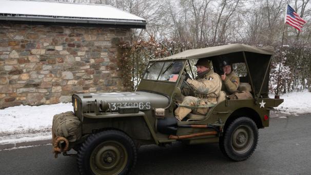 <p>Die liebevoll restaurierten Fahrzeuge boten eine eindrucksvolle Kulisse und zogen zahlreiche Schaulustige an.</p>